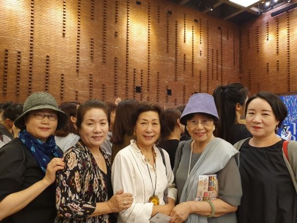한국의 기라성같은 춤꾼들과 기념사진