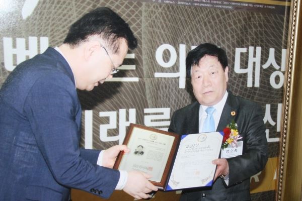 (우)순종장학금 양순종 회장 / 어워드 수상